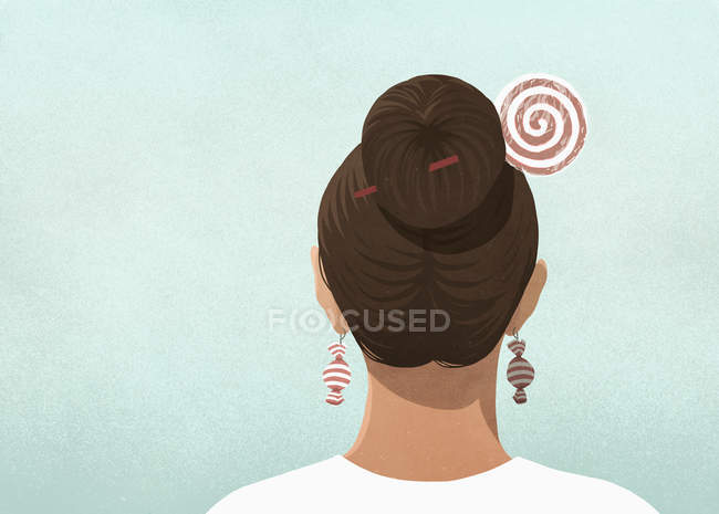 Женщина в булавке для волос и серьгах — стоковое фото