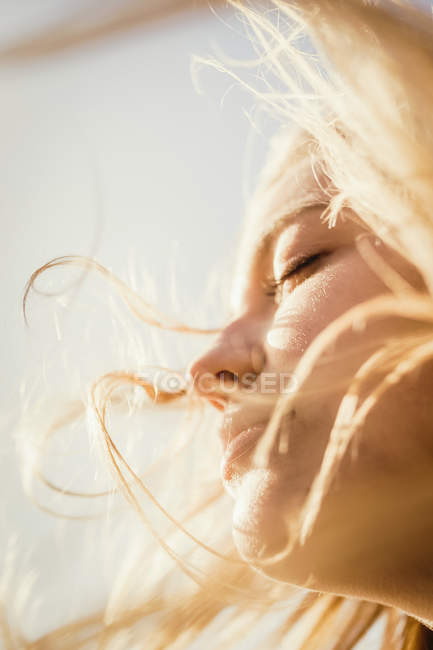 Крупним планом спокійній жінці насолоджуючись вітер і сонце — стокове фото