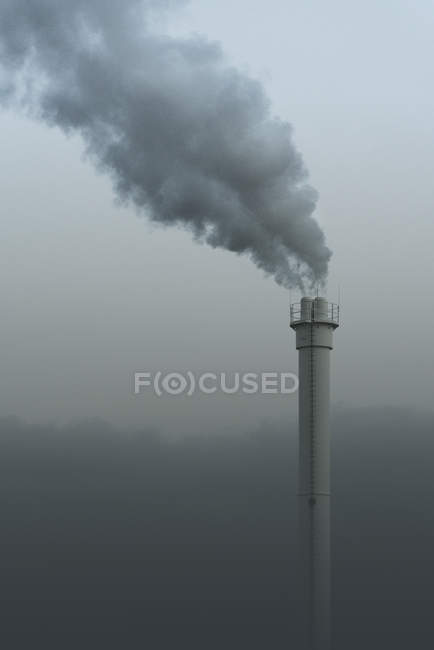 Smokestack emitting smoke, Neukoelln, Berlin, Germany — Stock Photo