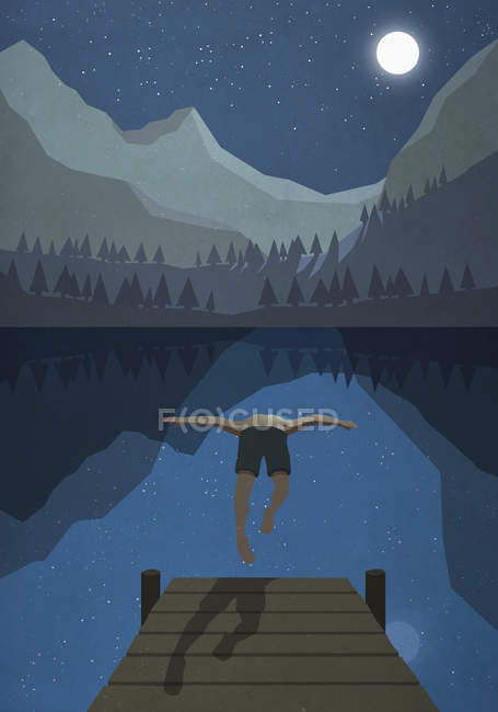 Chiaro di luna splendente sopra l'uomo saltando dal molo in tranquillo lago di montagna — Foto stock