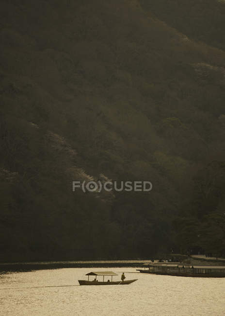 Лодка на спокойной реке, парк Арашияма, район Наканоси, Киото, Япония — стоковое фото