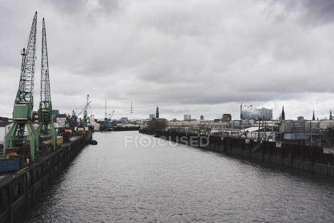 Docas comerciais e porto com vista para Hamburgo, Alemanha — Fotografia de Stock