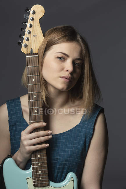 Ritratto di bella giovane donna con chitarra elettrica — Foto stock