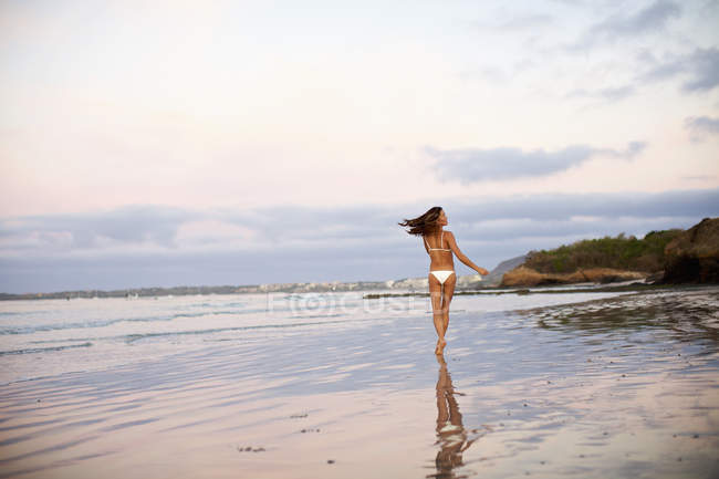 Mulher despreocupada de biquíni correndo na praia, Sayulita, Nayarit, México — Fotografia de Stock