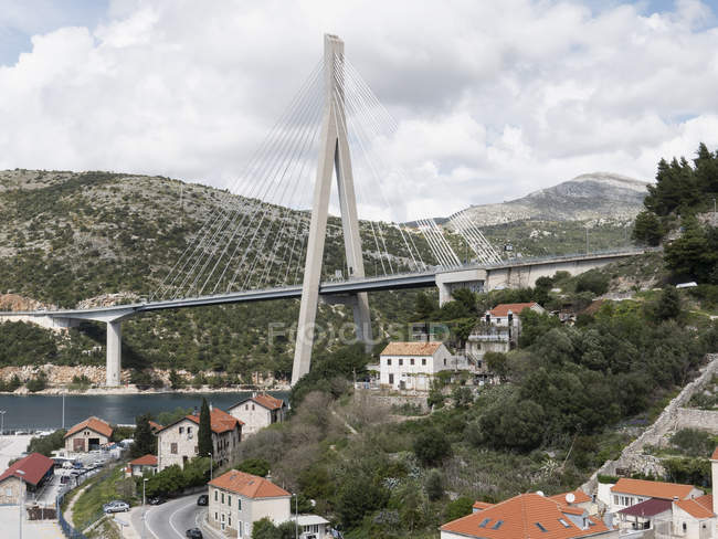 Franjo Tudjman bridge and village houses, Dubrovnik, Croacia — Stock Photo
