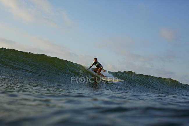 Женщины-сёрферы на океанских волнах — стоковое фото