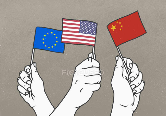 Personas ondeando pequeñas banderas de la Unión Europea, América y China - foto de stock