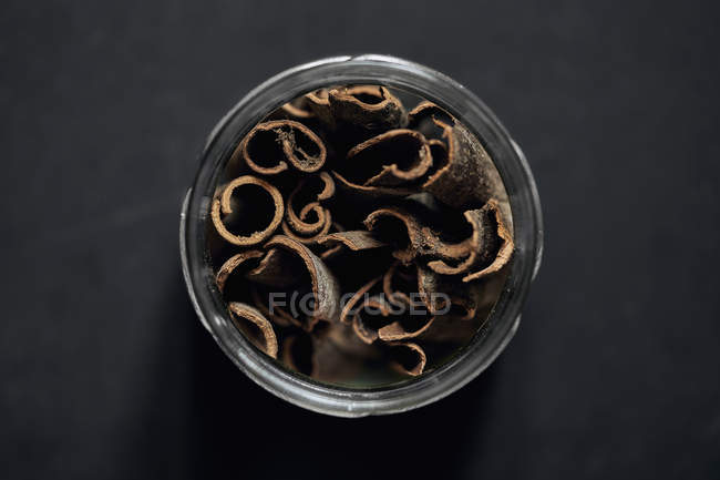 Vista da sopra cannella bastoncini in vaso di spezie — Foto stock