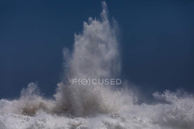 Powerful ocean wave breaking against blue sky — Stock Photo