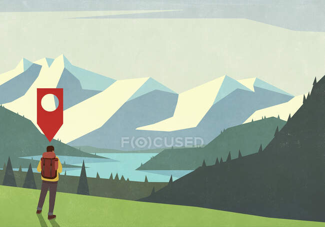 Над мужчиной-бэкграундистом, наслаждающимся живописным видом на горы — стоковое фото