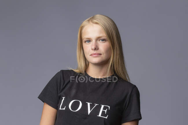 Портрет уверенная молодая блондинка в футболке любви — стоковое фото