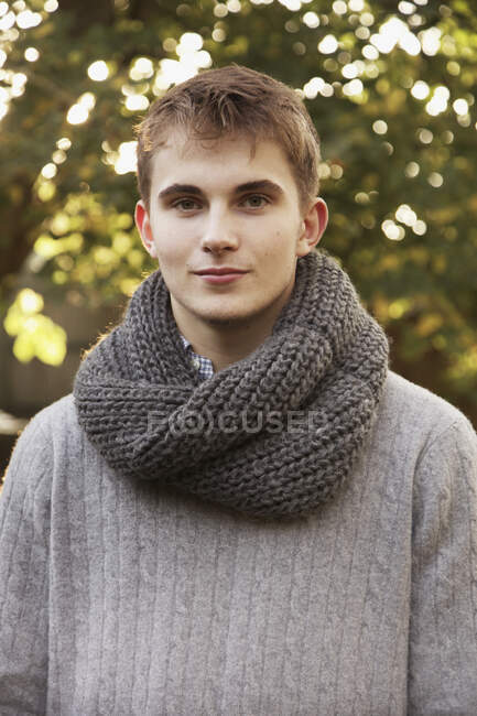Retrato confiado adolescente con bufanda - foto de stock