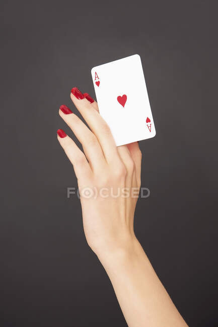 Портретна жінка з червоними нігтями з карткою Ace of Hearts. — стокове фото