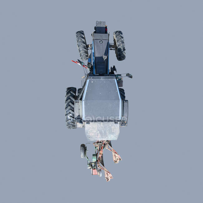Vista dal trattore sopra su sfondo blu — Foto stock