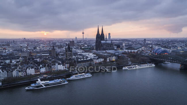 Paisaje urbano escénico de Colonia y río Rin al atardecer, Alemania - foto de stock