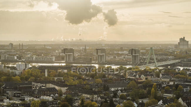 Fumo che sale dalla fabbrica dietro il paesaggio urbano di Colonia, Germania — Foto stock