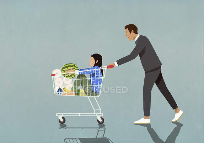 Padre empujando hija y comestibles en carrito de la compra - foto de stock