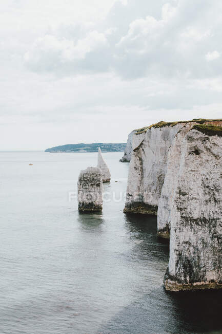 Falaises blanches panoramiques au-dessus de l'océan, côte jurassique, Dorset, Royaume-Uni — Photo de stock