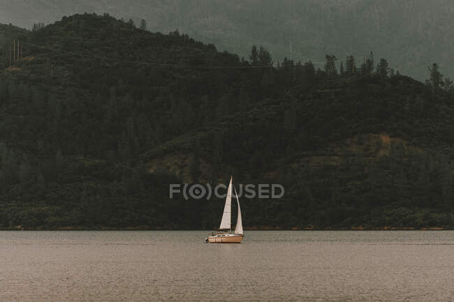 Segelboot auf dem ruhigen Whiskeytown Lake, Redding, Shasta County, Kalifornien, USA — Stockfoto