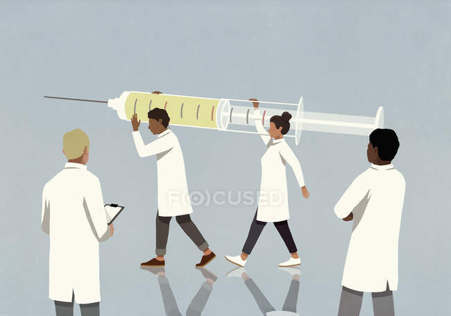 Врачи с большим шприцем от вакцины COVID — стоковое фото