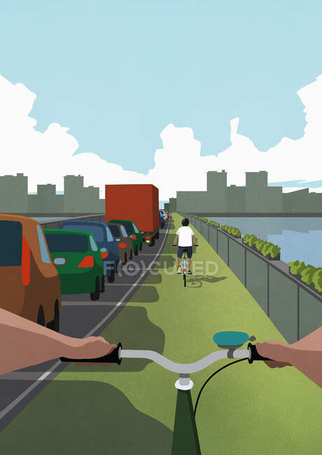 Bicicletas POV en carril verde pasando coches en atasco de tráfico urbano - foto de stock