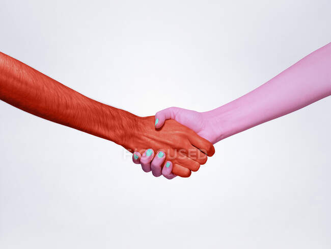 Рукостискання рожевих і червоних рук. — стокове фото