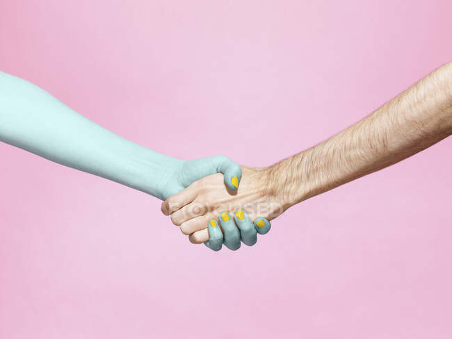 Абстрактне рукостискання на рожевому тлі — стокове фото