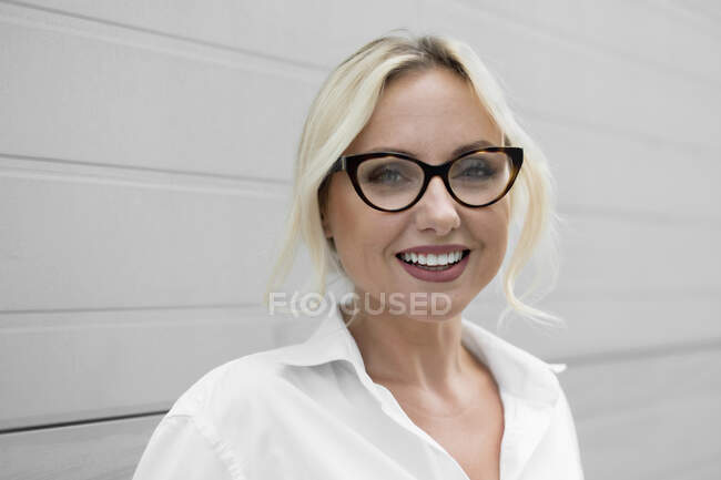 Retrato feliz, hermosa mujer de negocios en gafas - foto de stock