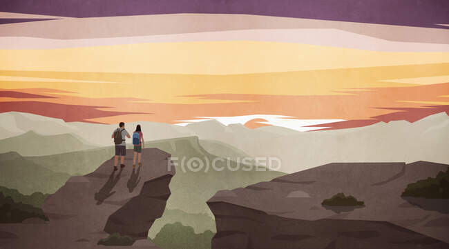 Couple randonnée et profiter d'une vue panoramique majestueuse sur la montagne au coucher du soleil — Photo de stock
