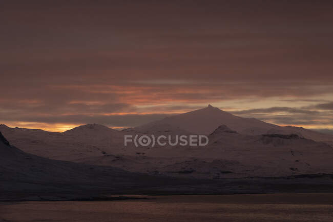 Majestueuse vue panoramique sur la montagne au coucher du soleil, Hellissandur, Islande — Photo de stock