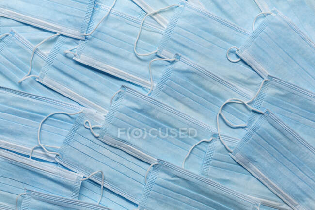 Marco completo azul mascarillas protectoras desechables - foto de stock