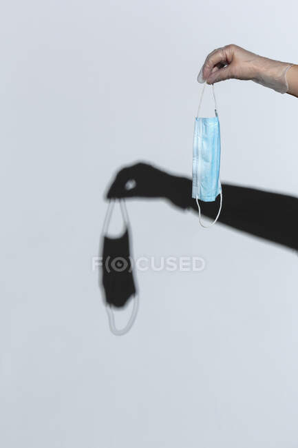 Guante de mano con mascarilla protectora desechable - foto de stock