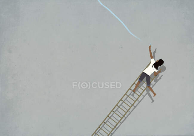 Жінка намагається намалювати синю лінію на падаючій драбині. — стокове фото