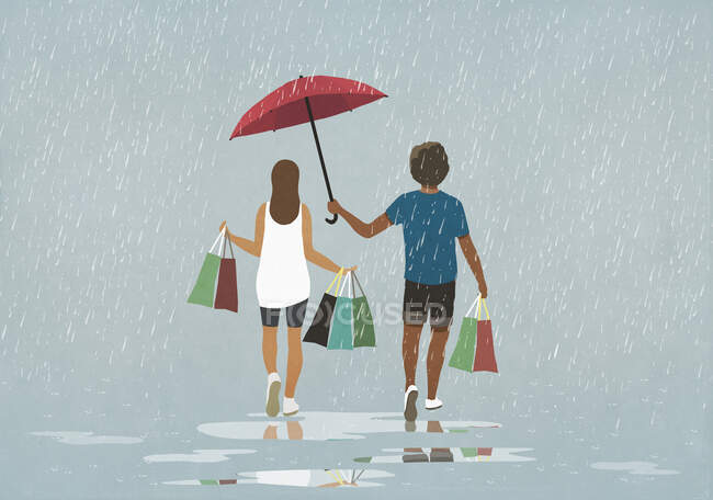 Esposo sosteniendo paraguas sobre la esposa con bolsas de compras en la lluvia - foto de stock