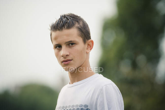 Портрет серьезный подросток на открытом воздухе — стоковое фото