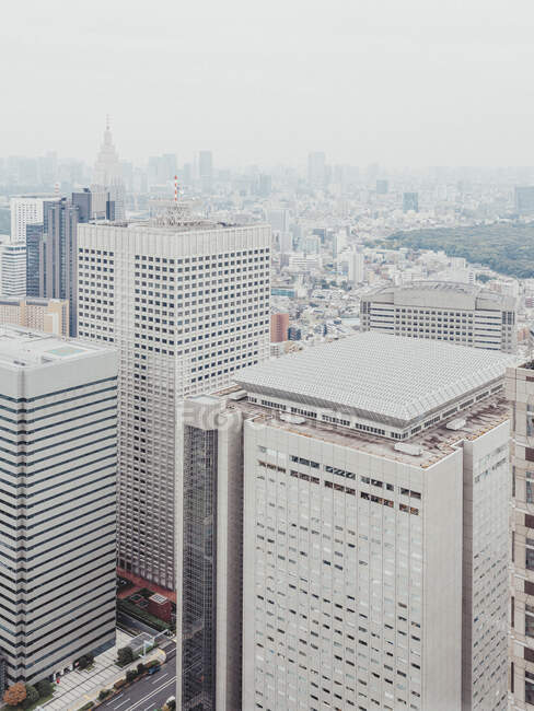 Edificios de gran altura y paisaje urbano, Tokio, Japón — Stock Photo