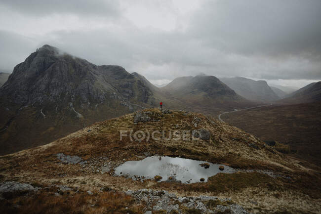 Escursionista in aspre montagne remote, Glencoe, Scozia — Foto stock