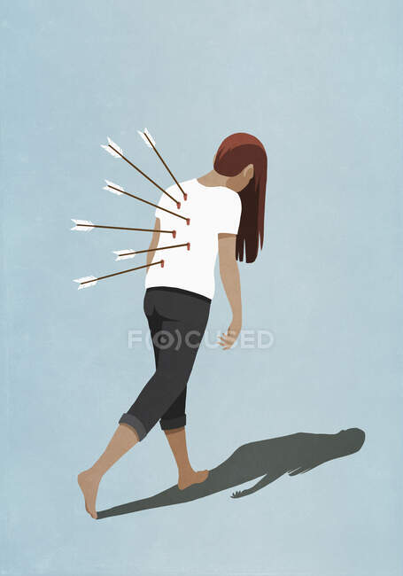 Пригнічена жінка йде зі стрілами позаду. — стокове фото