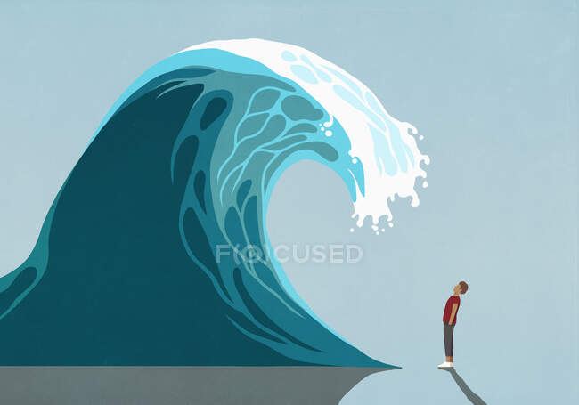 Людина зустрічає величезну океанську припливну хвилю. — стокове фото