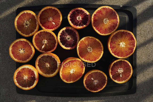 Кровь и пупок оранжевые сечения на подносе — стоковое фото