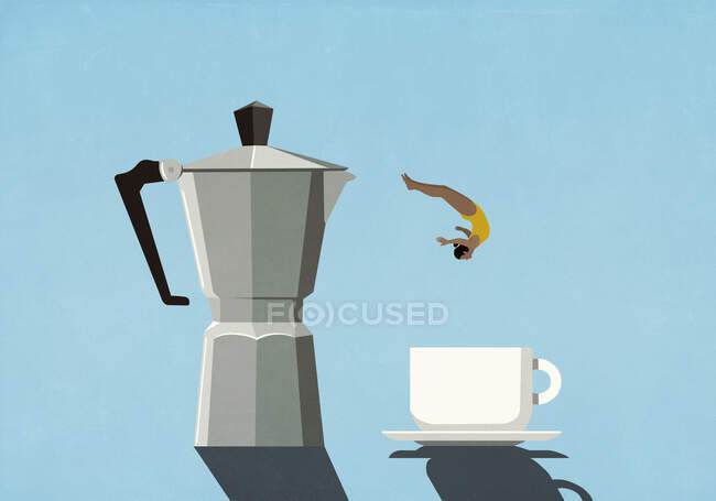 Женщина ныряет из кофейника в кофейную чашку — стоковое фото