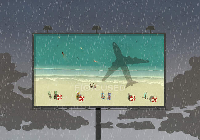 Turistas en la playa en cartelera contra el cielo lluvioso — Stock Photo