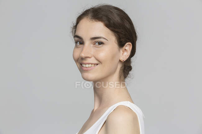Retrato sonriente mujer joven sobre fondo blanco - foto de stock