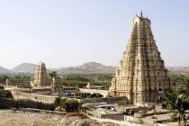Vista del templo de Virupaksha y del fondo del hijo de la colina durante el día, Karnataka, India - foto de stock