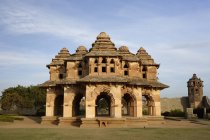 Blick auf Lotus Mahal über grünen Rasen tagsüber, Karnataka, Indien — Stockfoto