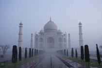 Taj Mahal avant le lever du soleil entouré de brume, Agra, Inde — Photo de stock