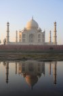 Vista de Taj Mahal com torres na água da lagoa durante o dia, Agra, Índia — Fotografia de Stock