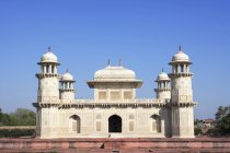 Itmad-ud-daulah Tomb with domes during daytime against blue sky, Agra, India — Stock Photo
