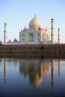 Reflection of Taj Mahal in pond water, Seventh Wonders of World, mausoleum of white marble, Agra, India — Stock Photo