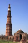 Qutb Minar, Alai Darwaza, construido en 1311, la torre de arenisca roja, arte indomusulmán, Sultanato de Delhi, Patrimonio de la Humanidad de la UNESCO, Delhi, India - foto de stock